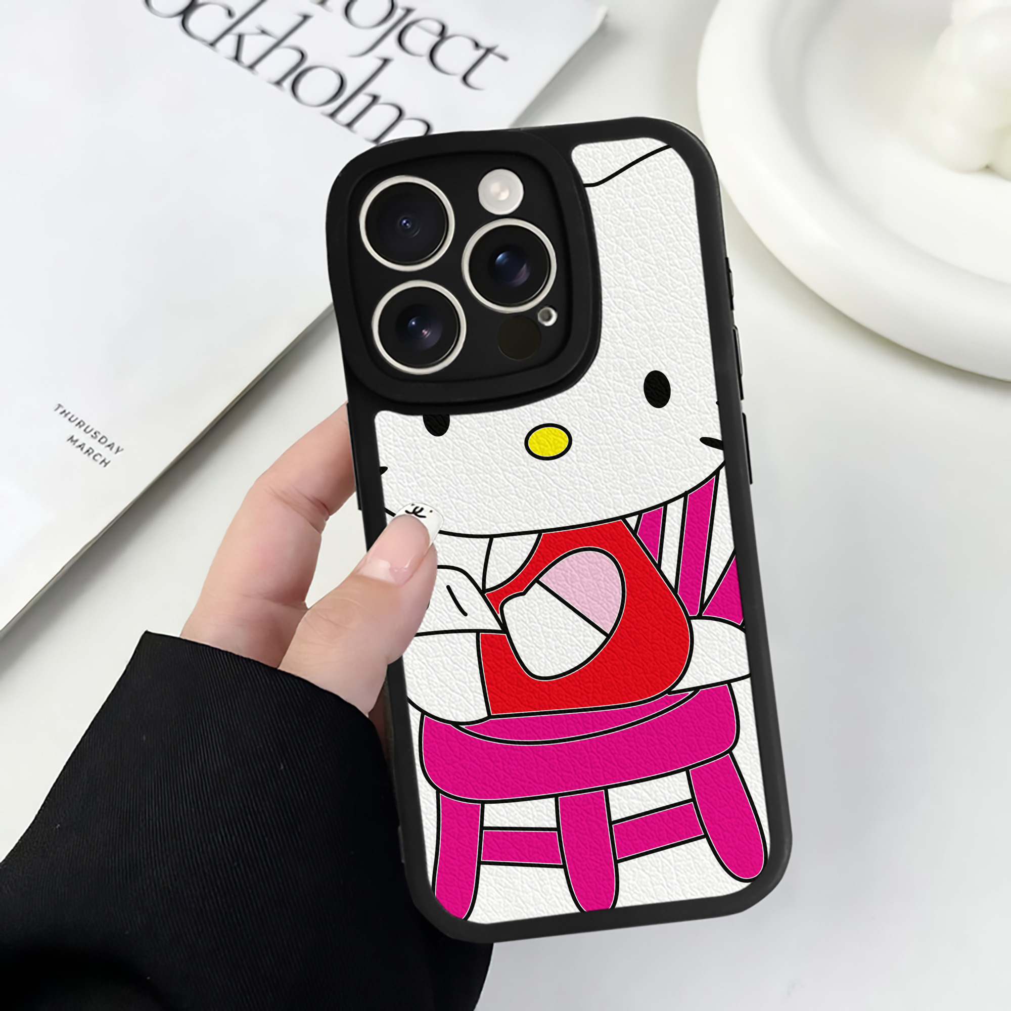 （画像用） Hello Kitty ハローキティ 【iPhone 16シリーズ対応】シリコンスマホケース（レザー調） 材質：シリコン